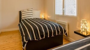 2 bedrooms, travel crib, WiFi (free)