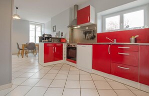 Micro-ondes, lave-vaisselle, chaise haute