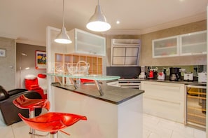 Mikrobølgeovn, oppvaskmaskin og høy barnestol