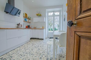 Microondas, lavavajillas y trona infantil