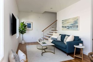 TV connectée, livres, espaces bureaux
