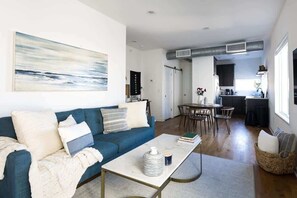 Smart-TV, Bücher, Arbeitsbereiche