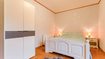 5 bedrooms, travel cot, free WiFi