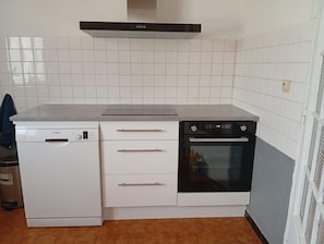 Micro-ondes, four, lave-vaisselle, grille-pain