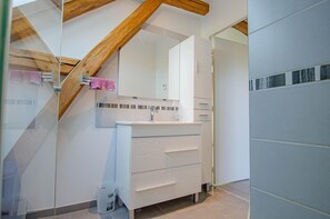 Shower, towels
