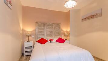 2 bedrooms, travel crib, free WiFi