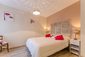 2 bedrooms, travel crib, free WiFi
