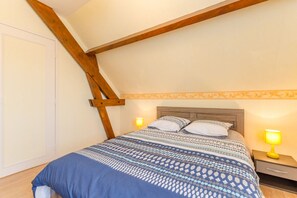 Iron/ironing board, travel cot, free WiFi