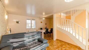 TV, tavolo da ping pong