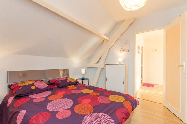Iron/ironing board, travel crib, free WiFi