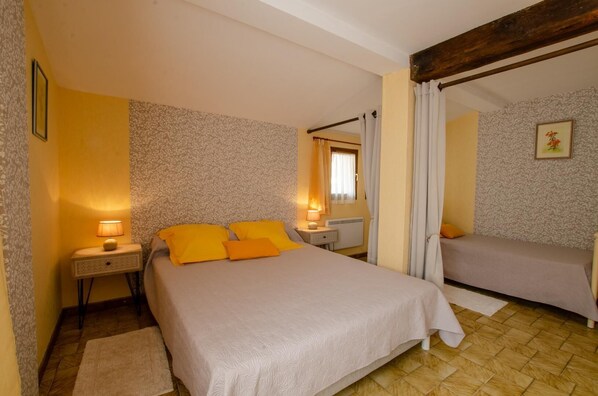 2 bedrooms, travel cot, free WiFi