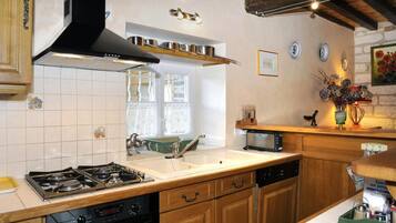 Mikrovågsugn, diskmaskin och barnstol