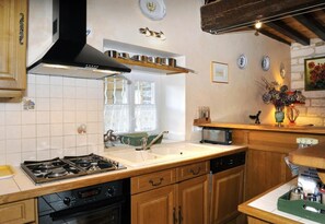 Micro-ondes, lave-vaisselle, chaise haute