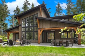 Outdoor dining - Luxurious Modern Mountain Estate! Hot Tub | Gas Fire Pit | Foosball and more! (Cle Elum)