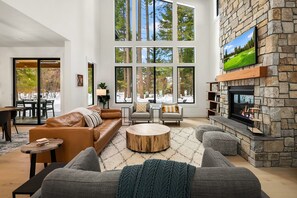 Smart TV, fireplace, video games, table football - Luxurious Modern Mountain Estate! Hot Tub | Gas Fire Pit | Foosball and more! (Cle Elum)
