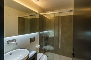 Douche, sèche-cheveux, serviettes fournies, savon