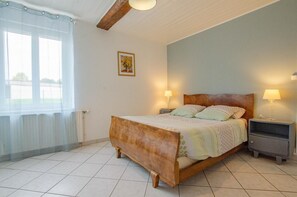 3 slaapkamers, een strijkplank/strijkijzer, reisbedje, gratis wifi