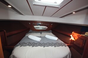 2 室のベッドルーム、ベッドシーツ、車椅子でアクセスできる設備