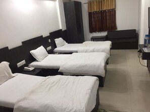 Deluxe Triple Room | Free WiFi - Hotel Long Stay (Ahmedabad)