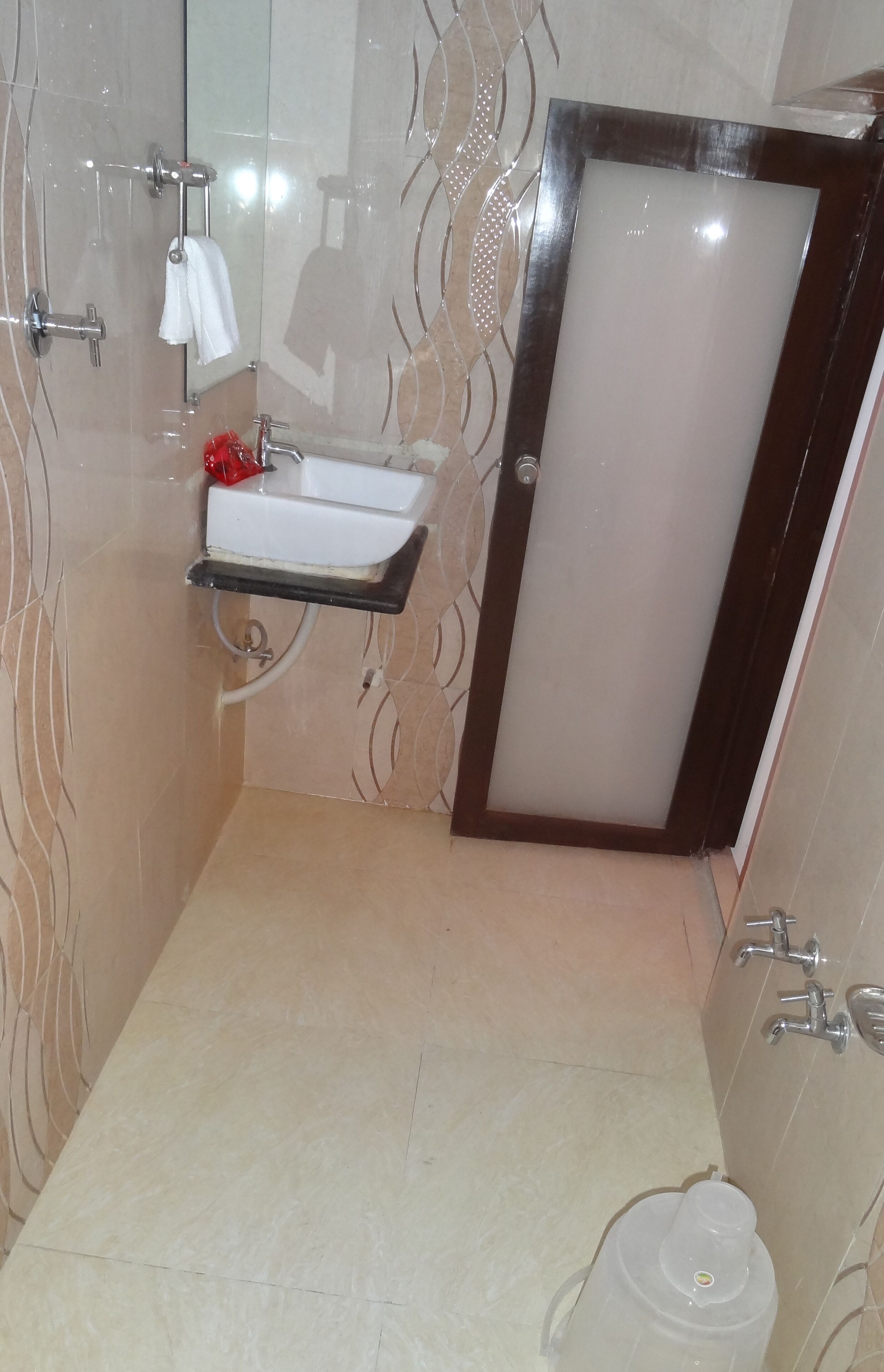 Phòng đôi Deluxe | Phòng tắm | Vòi sen/bồn tắm kết hợp, vòi sen phun mưa, khăn tắm 