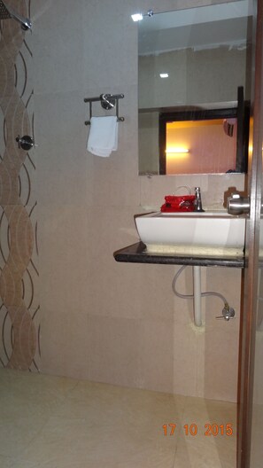 Combined shower/bathtub, rainfall showerhead, towels - Hotel Long Stay (Ahmedabad)