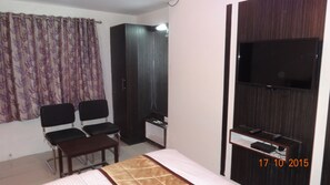 Deluxe Double Room | Living area | 30-inch LED TV with cable channels, TV