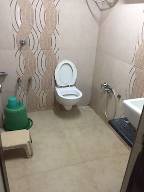Deluxe Triple Room | Bathroom | Combined shower/tub, rainfall showerhead, towels
