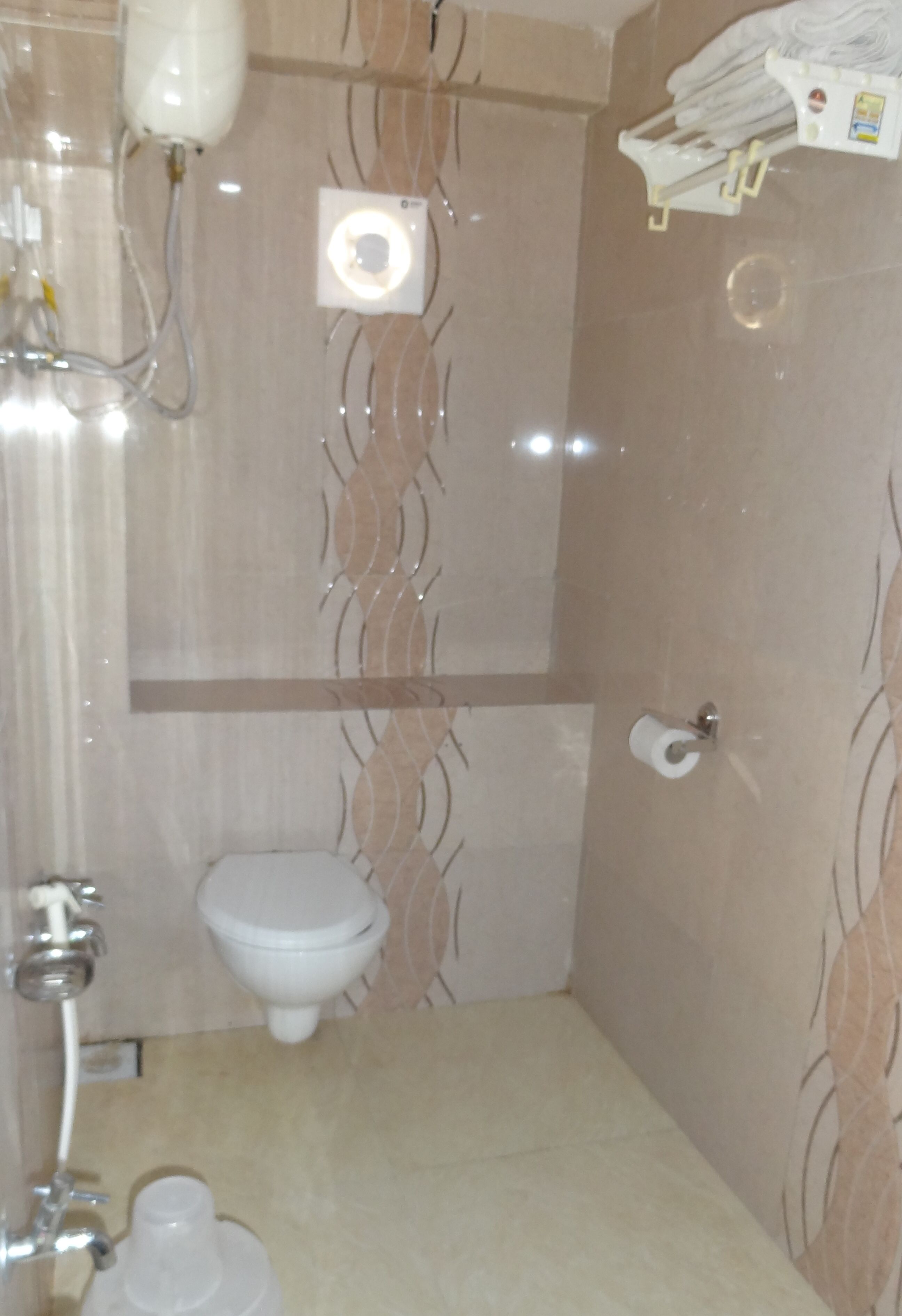 Un baño con inodoro, lavamanos y ducha.