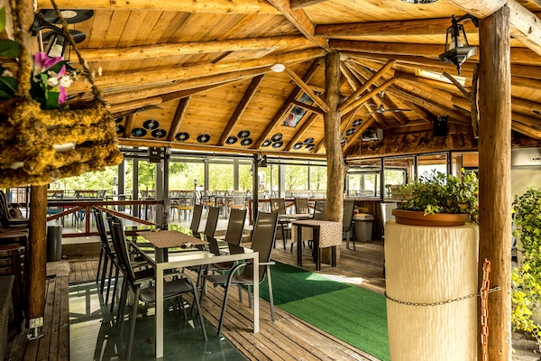 Serveert ontbijt, lunch, diner, visgerechten