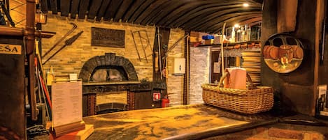 Se sirven desayunos, almuerzos y cenas; mariscos