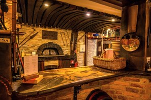 供應早餐、午餐和晚餐，海鮮