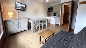 A compact living space with a kitchenette, a dining area, and a bed. - RESIDENCE 2-234 - Village center apartment, close to the slopes - Wi-Fi - Garage (La Clusaz)
