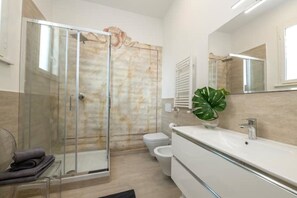 Dusche, Haartrockner, Bidet, Handtücher