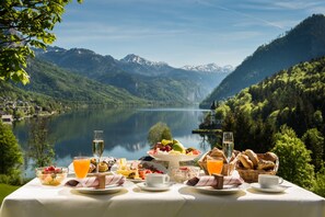 朝食 (ビュッフェ)、毎日提供 (1 名様 24 EUR)