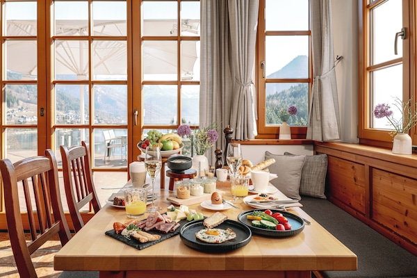 Sarapan bufet setiap hari (EUR 26 seorang)