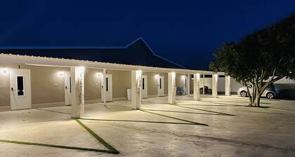 Private apartment block w/pool 5 min from the beach!