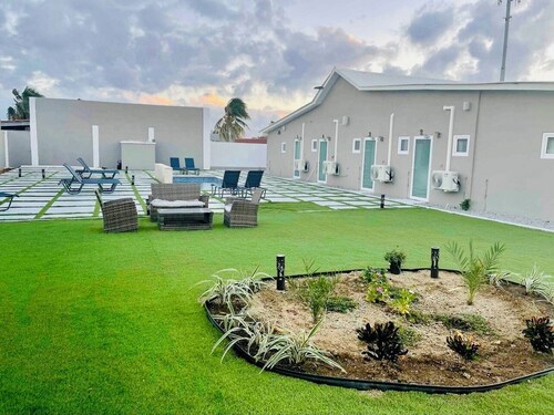 Private apartment block w/pool 5 min from the beach!