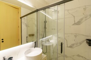 Shower, hair dryer, towels, soap - N Apartments - Chã 96 (Porto)
