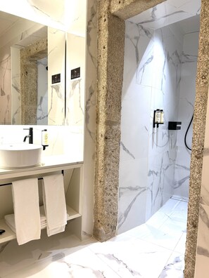 Dusche, Haartrockner, Handtücher, Seife