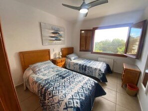 3 dormitorios, tabla de planchar con plancha, wifi gratis y ropa de cama