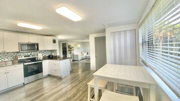 Een koelkast, een microgolfoven, een oven, een kookplaat