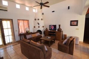 TV - Casa Welch: Spacious 3BR home in Resprt (San Felípe)