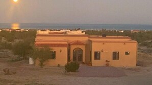 A single-story building with a flat roof, a central entrance, and a small porch area. - Discover Casa Dooley: a spacious 3BR home in San Felipe, perfect for your getaway! (San Felipe)