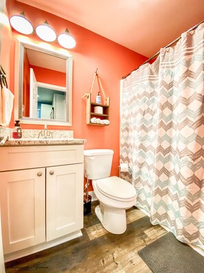 Combined shower/tub, hair dryer, towels