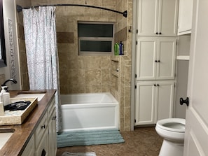Ensemble douche/baignoire, sèche-cheveux, serviettes fournies, savon