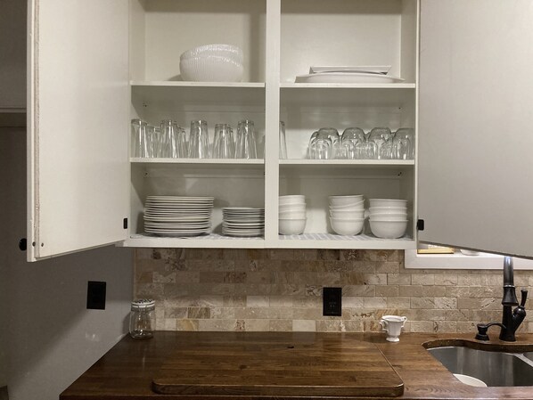 Fridge, microwave, oven, stovetop - NEAR BRAZOS COUNTY EXPO CENTER. ENJOY FRESH AIR AND STARRY NIGHTS. (Bryan)