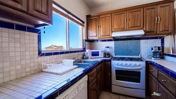 Refrigerador, microondas, parrilla de estufa y cafetera y tetera