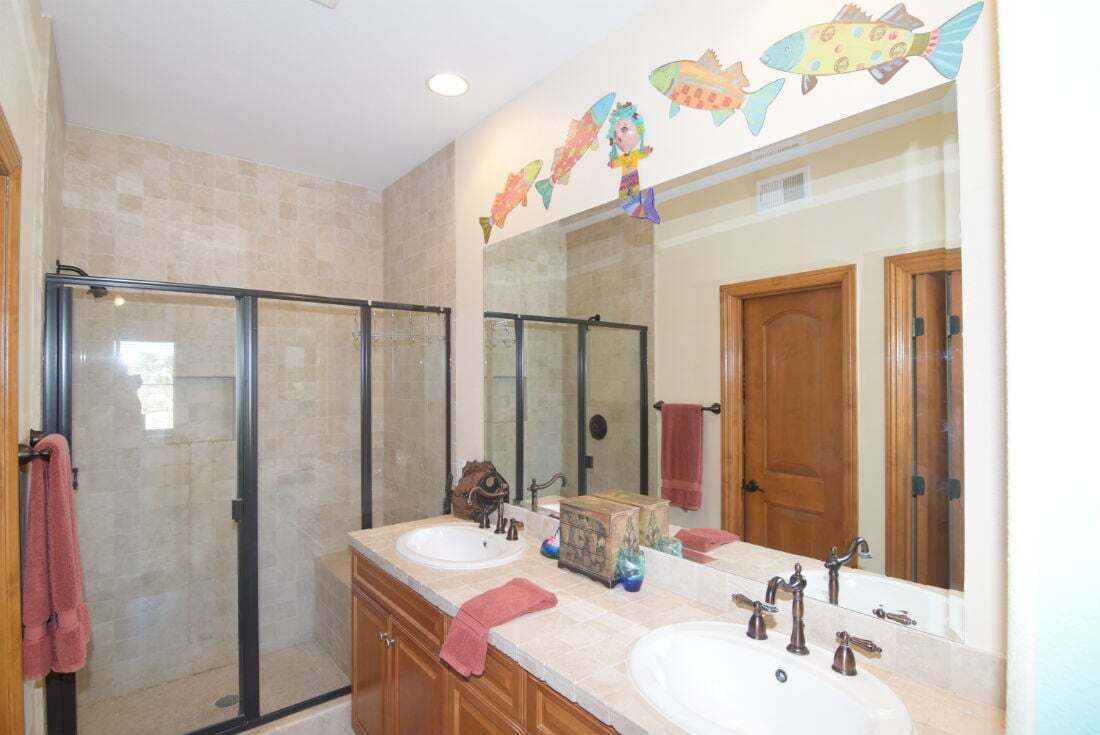 Bathtub, towels