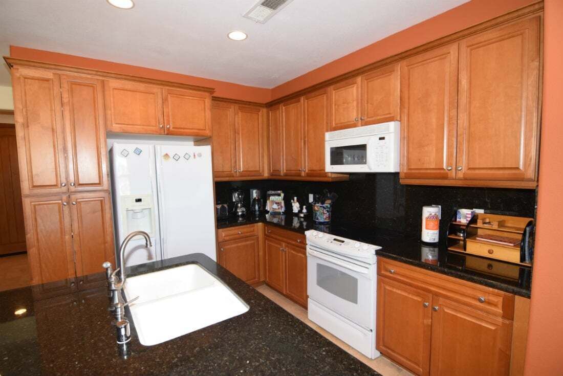 Fridge, microwave, oven, coffee/tea maker