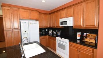 Fridge, microwave, oven, coffee/tea maker